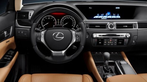 Nu is hij officieel; de nieuwe Lexus GS. Op Pebble Beach Concours dElegance in Californi is de nieuwe sedan als GS 350 onthuld. Deze is vrijwel identiek aan de hybrideversie die voor ons land geplan