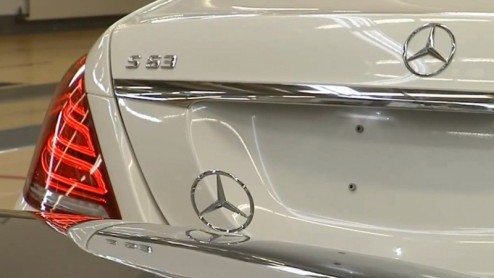 Ook de nieuwe Mercedes S63 AMG is geen geheim meer. De fabrikant heeft de gepeperde versie per ongeluk door het beeld laten rollen tijdens een promotiefilmpje van het merk.