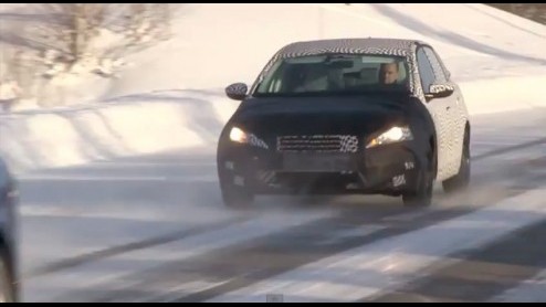 Nieuwe Peugeot 308 gesignaleerd tijdens koudetests. Spyvideo.