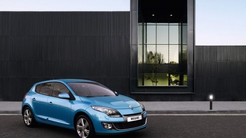 Renault vervangt de 1.4 liter TCe-motor door een nieuwe 1.2 liter TCe met 130 pk, meer koppel en gunstigere verbruikscijfers. Dat resulteert in een prijsverlaging en 20% bijtelling.