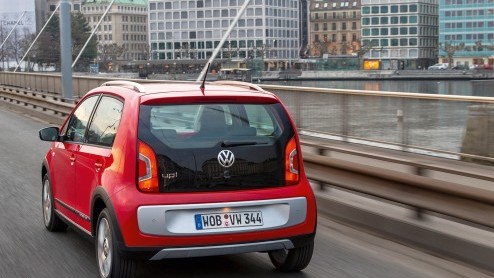 Volkswagen cross up is nu te bestellen bij de dealer maar staat vanaf november in de showroom. Prijzen beginnen bij 14.260 euro.