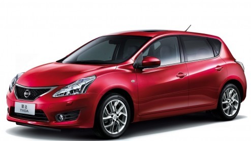 Wel eens van de Nissan Tiida gehoord? Waarschijnlijk niet. Deze compacte middenklasser wordt niet bij ons geleverd maar is wel degelijk een belangrijk lid van de familie. De nieuwe generatie is vers v