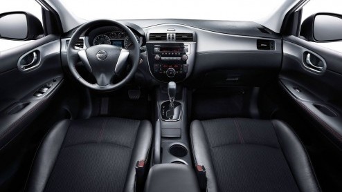 Wel eens van de Nissan Tiida gehoord? Waarschijnlijk niet. Deze compacte middenklasser wordt niet bij ons geleverd maar is wel degelijk een belangrijk lid van de familie. De nieuwe generatie is vers v