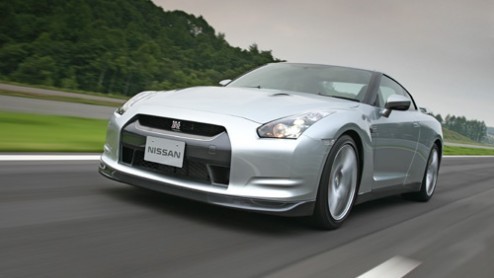 Het liet niet lang op zich wachten. De eerste definitieve fotos van de Nissan GT-R zijn gelekt. Dit racemonster wordt volgende week officieel gepresenteerd op de Tokyo Motor Show, maar de digitale on