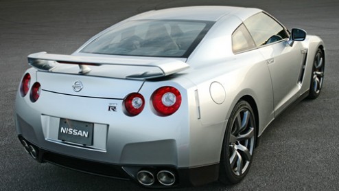 Het liet niet lang op zich wachten. De eerste definitieve fotos van de Nissan GT-R zijn gelekt. Dit racemonster wordt volgende week officieel gepresenteerd op de Tokyo Motor Show, maar de digitale on