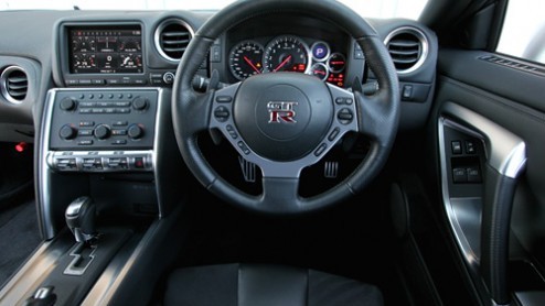 Het liet niet lang op zich wachten. De eerste definitieve fotos van de Nissan GT-R zijn gelekt. Dit racemonster wordt volgende week officieel gepresenteerd op de Tokyo Motor Show, maar de digitale on