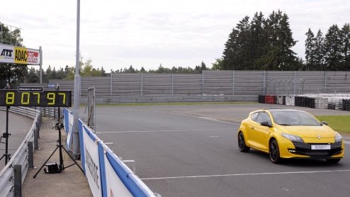 De Renault Mgane RS Trophy heeft een nieuw ronderecord neergezet in de categorie voorwelaangedreven productieautos op de Nrburgring Nordschleife. De gele bolide deed over een rondje Groene Hel slec