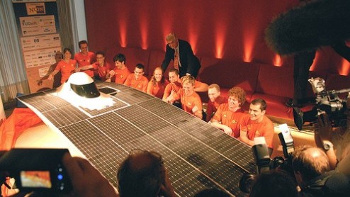 Op 21 oktober gaat het Nuon Solar Team van start in de Panasonic World Solar Challenge. Ze gooien alles in de strijd met hun handgebouwde Nuna 4 zonneauto, om voor de vierde maal de overwinning te beh