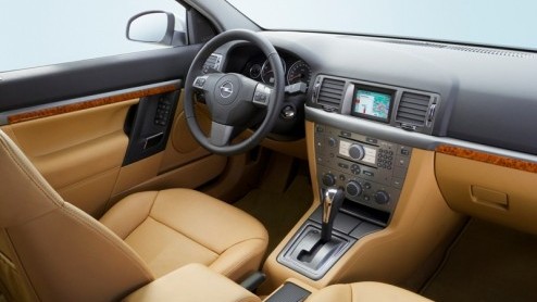 Volgend jaar staat de opvolger van de Opel Vectra klaar, onder de naam Insignia. We hebben daar al een glimp van kunnen opvatten, maar Opel pakt het rustig aan en zet eerst nog even de Vectra in de sc