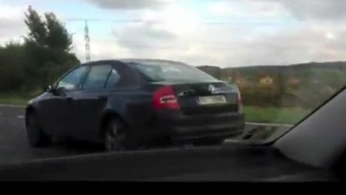 Stel je voor; je rijdt rustig op de weg en opeens zie je de nieuwe Skoda Octavia rijden. Wat doe je dan? Even filmen!