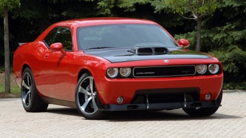 Terwijl we in ons land nog steeds de komst van de Challenger afwachten, presenteert Dodge de Challenger SRT10 Concept. De type-aanduiding verraadt al zijn ware aard; onder de kap ligt de 8.4 liter tie