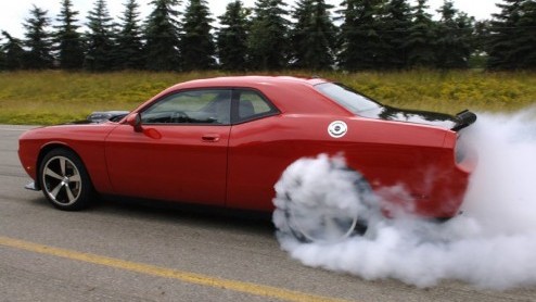Terwijl we in ons land nog steeds de komst van de Challenger afwachten, presenteert Dodge de Challenger SRT10 Concept. De type-aanduiding verraadt al zijn ware aard; onder de kap ligt de 8.4 liter tie