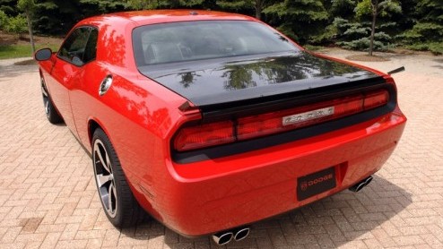 Terwijl we in ons land nog steeds de komst van de Challenger afwachten, presenteert Dodge de Challenger SRT10 Concept. De type-aanduiding verraadt al zijn ware aard; onder de kap ligt de 8.4 liter tie