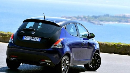 Lancia Ypsilon S Momodesign in navolging van Delta S Momodesign naar de dealer. Rijtest volgt!