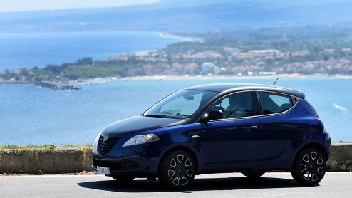 Lancia Ypsilon S Momodesign in navolging van Delta S Momodesign naar de dealer. Rijtest volgt!