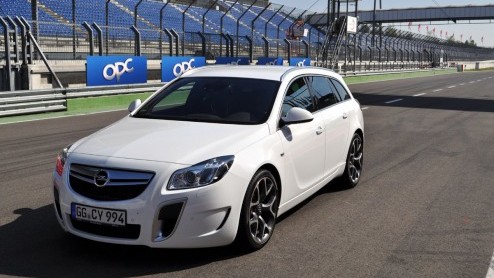 Het Opel Performance Center heeft onlangs twee nieuwe uitvoeringen aan het OPC-assortiment toegevoegd, de Insignia OPC Unlimited en de Corsa OPC Nrburgring Edition. Op de EuroSpeedway Lausitz, iets o