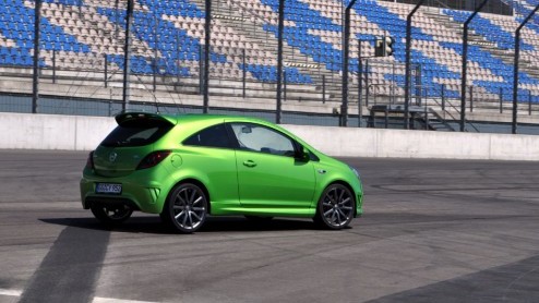 Het Opel Performance Center heeft onlangs twee nieuwe uitvoeringen aan het OPC-assortiment toegevoegd, de Insignia OPC Unlimited en de Corsa OPC Nrburgring Edition. Op de EuroSpeedway Lausitz, iets o