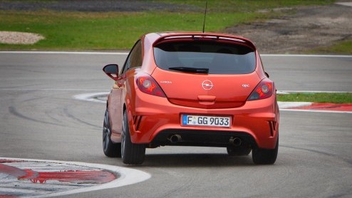 Het Opel Performance Center heeft onlangs twee nieuwe uitvoeringen aan het OPC-assortiment toegevoegd, de Insignia OPC Unlimited en de Corsa OPC Nrburgring Edition. Op de EuroSpeedway Lausitz, iets o