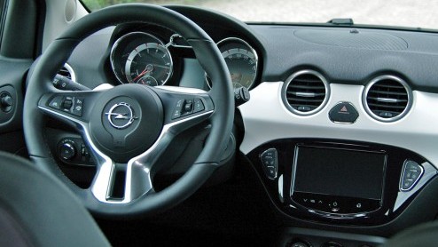 De Opel Adam is nu ook leverbaar met Siri-spraakbesturing. Autotest met de Adam 1.4 Glam voorzien van Intellink met Siri.