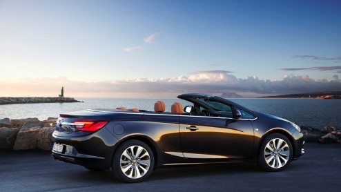 Autotest Opel Cascada, de nieuwe grote en luxe cabriolet van Opel, als opvolger van de Astra TwinTop. Verkrijgbaar met de nieuwe 1.6 SIDI turbomotor.