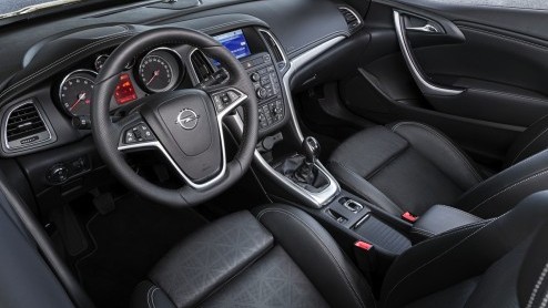 Autotest Opel Cascada, de nieuwe grote en luxe cabriolet van Opel, als opvolger van de Astra TwinTop. Verkrijgbaar met de nieuwe 1.6 SIDI turbomotor.