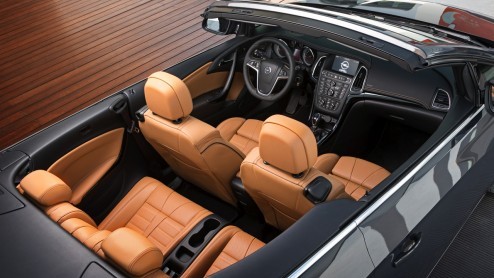 Autotest Opel Cascada, de nieuwe grote en luxe cabriolet van Opel, als opvolger van de Astra TwinTop. Verkrijgbaar met de nieuwe 1.6 SIDI turbomotor.