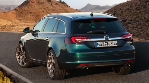 Opel Insignia vernieuwd. Een elegante neus, nieuwe infotainment en SIDI-motoren staan nu op het programma. Prijzen beginnen bij 27.995 euro.