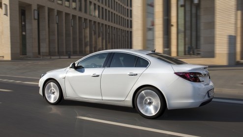 Autotest vernieuwde Opel Insignia 2.0 CDTI en 1.4 Turbo. Opel opwaardeert topmodel Insignia met vooral een nieuw interieur met geavanceerd infotainment.