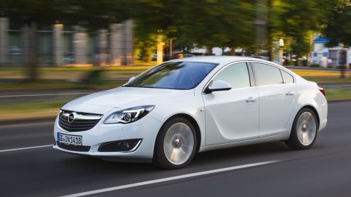 Autotest vernieuwde Opel Insignia 2.0 CDTI en 1.4 Turbo. Opel opwaardeert topmodel Insignia met vooral een nieuw interieur met geavanceerd infotainment.