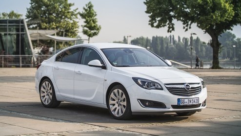 Autotest vernieuwde Opel Insignia 2.0 CDTI en 1.4 Turbo. Opel opwaardeert topmodel Insignia met vooral een nieuw interieur met geavanceerd infotainment.