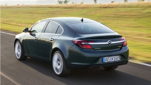 Autotest vernieuwde Opel Insignia 2.0 CDTI en 1.4 Turbo. Opel opwaardeert topmodel Insignia met vooral een nieuw interieur met geavanceerd infotainment.