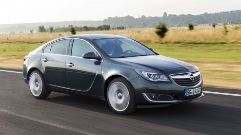 Autotest vernieuwde Opel Insignia 2.0 CDTI en 1.4 Turbo. Opel opwaardeert topmodel Insignia met vooral een nieuw interieur met geavanceerd infotainment.