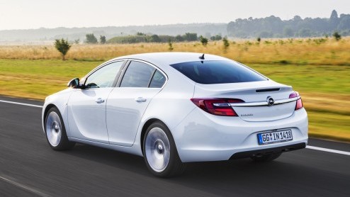 Autotest vernieuwde Opel Insignia 2.0 CDTI en 1.4 Turbo. Opel opwaardeert topmodel Insignia met vooral een nieuw interieur met geavanceerd infotainment.