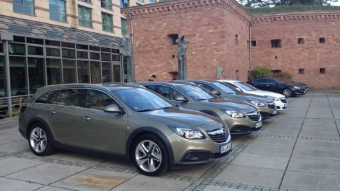 Autotest vernieuwde Opel Insignia 2.0 CDTI en 1.4 Turbo. Opel opwaardeert topmodel Insignia met vooral een nieuw interieur met geavanceerd infotainment.