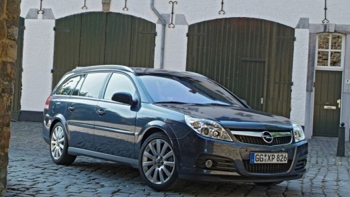 Volgend jaar staat de opvolger van de Opel Vectra klaar, onder de naam Insignia. We hebben daar al een glimp van kunnen opvatten, maar Opel pakt het rustig aan en zet eerst nog even de Vectra in de sc
