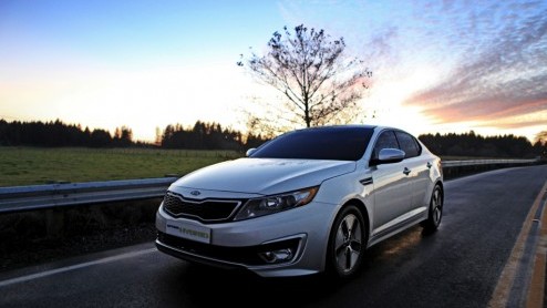 Kia heeft de prijzen van de Optima Hybrid op een rij gezet. De hybrideversie met 2.0 liter benzinemotor stoot slechts 123 gram CO2 uit en staat in de boeken vanaf 28.995 euro. Met 20% bijtelling natuu