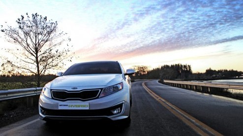Kia heeft de prijzen van de Optima Hybrid op een rij gezet. De hybrideversie met 2.0 liter benzinemotor stoot slechts 123 gram CO2 uit en staat in de boeken vanaf 28.995 euro. Met 20% bijtelling natuu