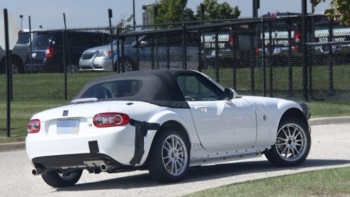 Mazda is bezig met het testen van de nieuwe generatie MX-5, die ook als Alfa Romeo Spider te koopt komt. Een mule is gespot op het hoofdkantoor van Chrysler in Auburn Hills, Michigan.