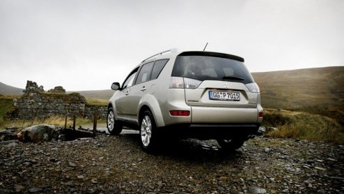 Zijn SUVs schoon? Oke, ze zijn niet de meest verantwoorde voertuigen voor het milieu, maar de Mitsubishi Outlander heeft in de ANWB EcoTest 2008 uitstekend gescoord. De SUV haalde vier sterren en 76