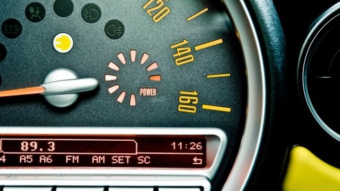 Hij staat niet in de showrooms maar bestaat wel degelijk; de elektrische Mini. Met een kleine vloot Mini Es proeft het merk alvast voor aan de levensvatbaarheid en bruikbaarheid van elektrische aandr
