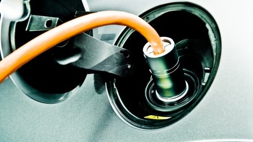 Hij staat niet in de showrooms maar bestaat wel degelijk; de elektrische Mini. Met een kleine vloot Mini Es proeft het merk alvast voor aan de levensvatbaarheid en bruikbaarheid van elektrische aandr