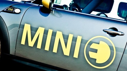 Hij staat niet in de showrooms maar bestaat wel degelijk; de elektrische Mini. Met een kleine vloot Mini Es proeft het merk alvast voor aan de levensvatbaarheid en bruikbaarheid van elektrische aandr