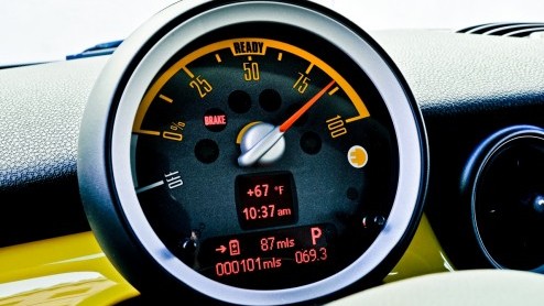 Hij staat niet in de showrooms maar bestaat wel degelijk; de elektrische Mini. Met een kleine vloot Mini Es proeft het merk alvast voor aan de levensvatbaarheid en bruikbaarheid van elektrische aandr