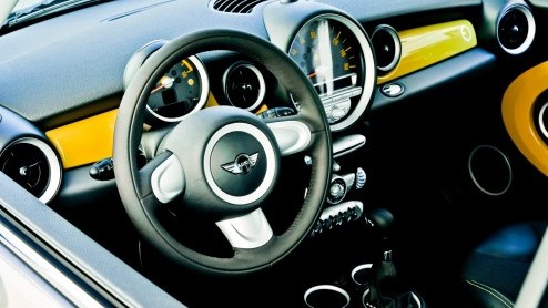 Hij staat niet in de showrooms maar bestaat wel degelijk; de elektrische Mini. Met een kleine vloot Mini Es proeft het merk alvast voor aan de levensvatbaarheid en bruikbaarheid van elektrische aandr