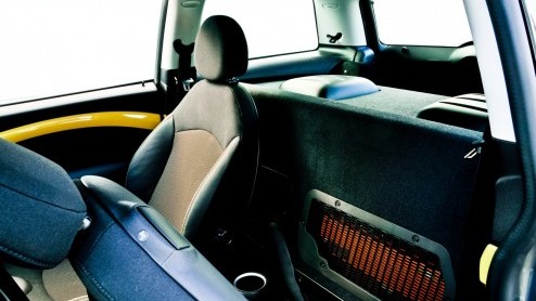 Hij staat niet in de showrooms maar bestaat wel degelijk; de elektrische Mini. Met een kleine vloot Mini Es proeft het merk alvast voor aan de levensvatbaarheid en bruikbaarheid van elektrische aandr
