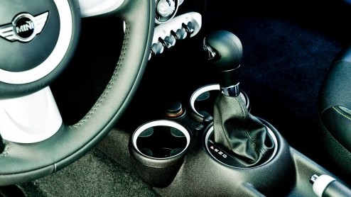 Hij staat niet in de showrooms maar bestaat wel degelijk; de elektrische Mini. Met een kleine vloot Mini Es proeft het merk alvast voor aan de levensvatbaarheid en bruikbaarheid van elektrische aandr
