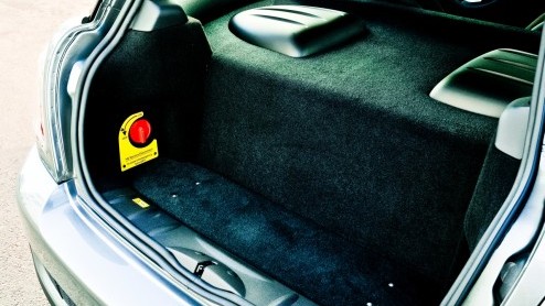 Hij staat niet in de showrooms maar bestaat wel degelijk; de elektrische Mini. Met een kleine vloot Mini Es proeft het merk alvast voor aan de levensvatbaarheid en bruikbaarheid van elektrische aandr