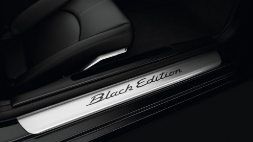 Na een exclusieve uitvoering van de Porsche 911 is de Boxster S als Black Edition leverbaar. De luxueuze topversie wordt in een oplage van 987 stuks gebouwd en staat vanaf maart in de showroom. Naast