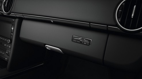 Na een exclusieve uitvoering van de Porsche 911 is de Boxster S als Black Edition leverbaar. De luxueuze topversie wordt in een oplage van 987 stuks gebouwd en staat vanaf maart in de showroom. Naast