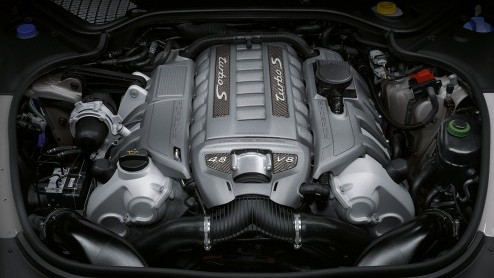 En dan nu officieel! Porsche introduceert in juni 2011 een nieuwe topversie van de vierdeurs Gran Turismo, de Panamera Turbo S. De 550 pk sterke variant staat vanaf juni bij de dealer voor een prijs v